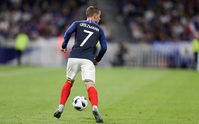 米兰电竞快讯-久保建英头球攻门稍稍偏出