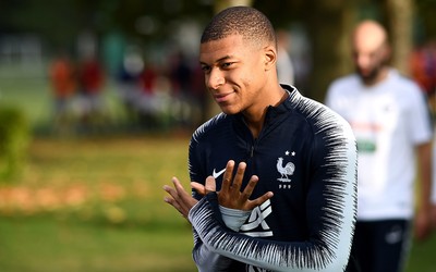 米兰电竞精华-佩洛娃赛后和队友自拍